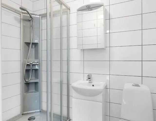 Arctic Hilltop - 5 *