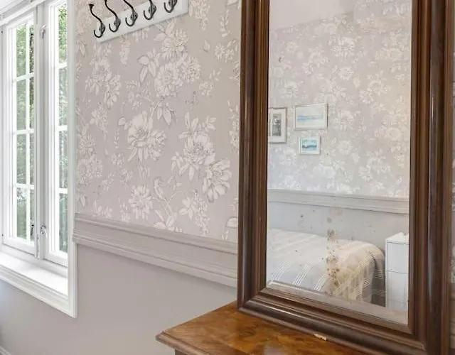 Arctic Hilltop - 5 *